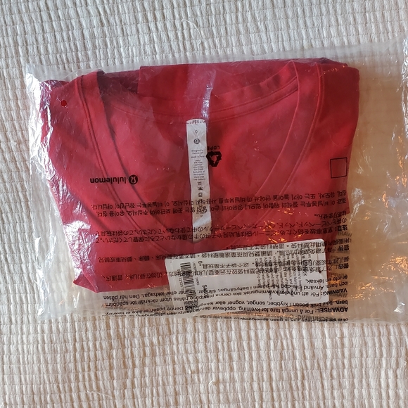 NWT - Love Tee Short Sleeve V-Neck T-Shirt Curved Hem - Picture 3 of 4